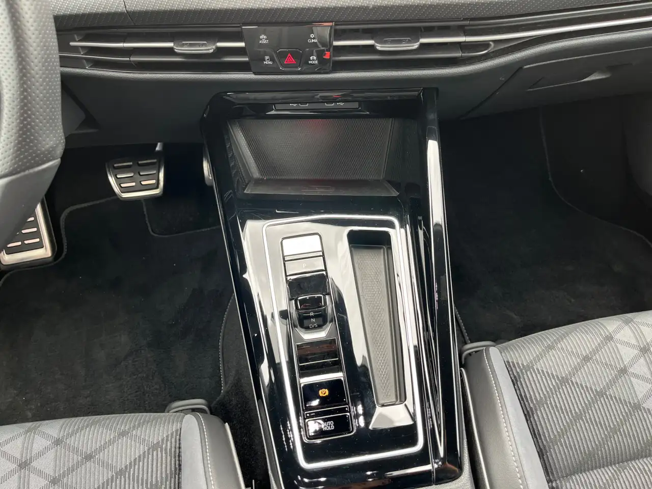 Volkswagen Golf 1.5eTSI DSG R-Line AHK Matrix Navi Cam ACC — Vehicle gallery 8