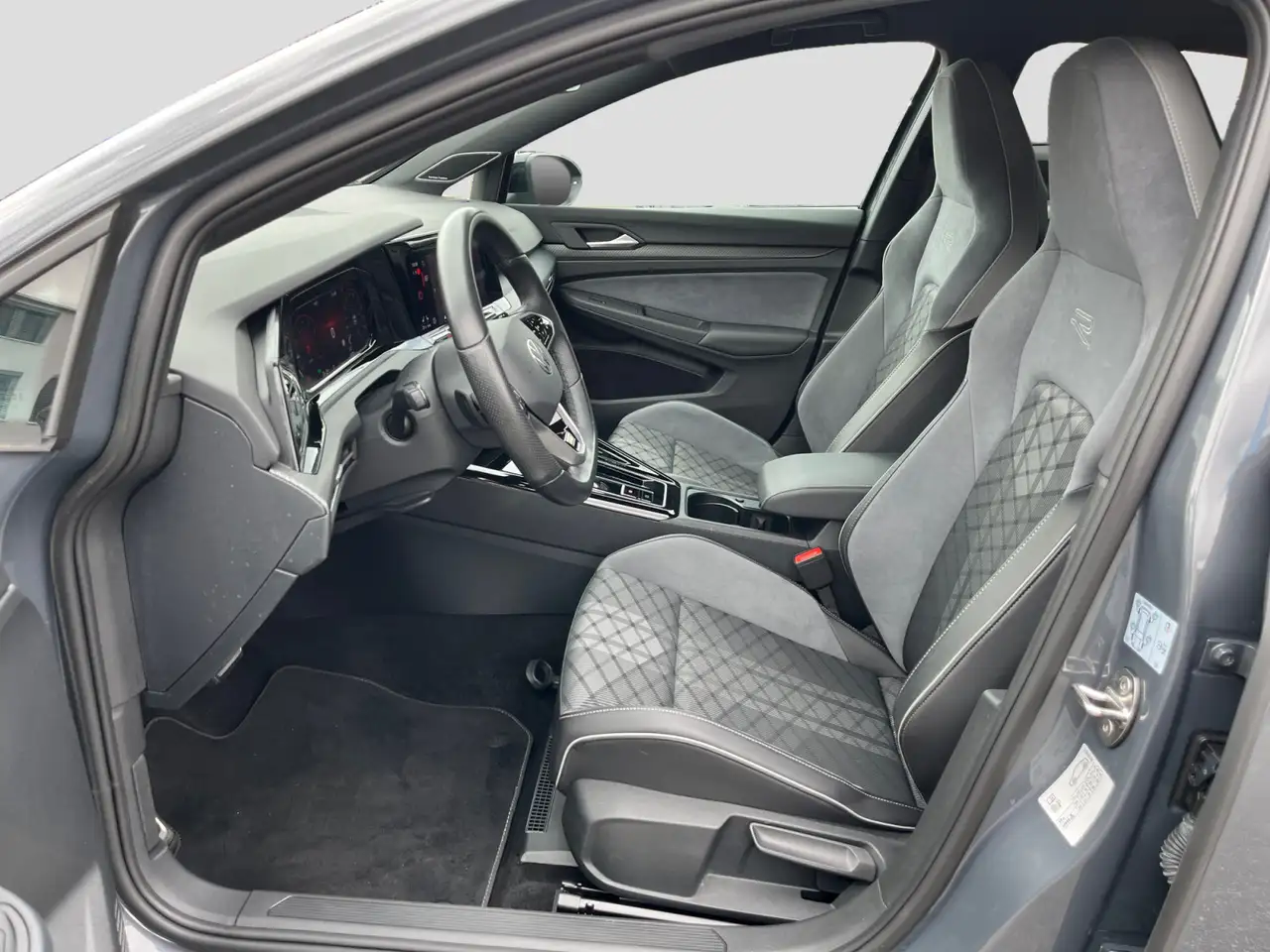 Volkswagen Golf 1.5eTSI DSG R-Line AHK Matrix Navi Cam ACC — Vehicle gallery 10