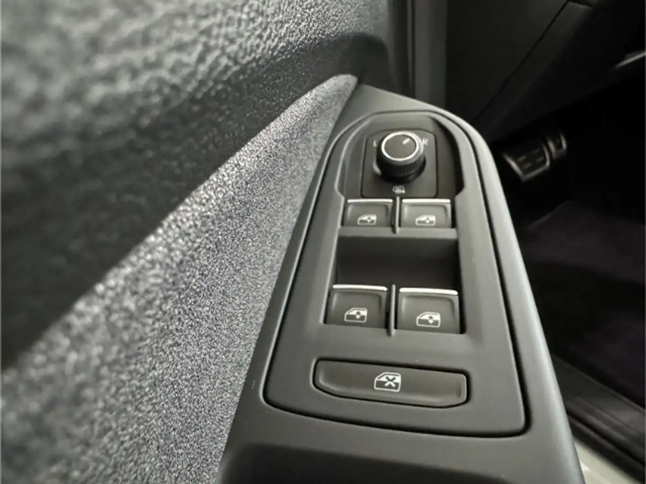 Volkswagen Golf VIII Move eTSI 1.5 Panorama Navi digitales Cockpi — Vehicle gallery 11
