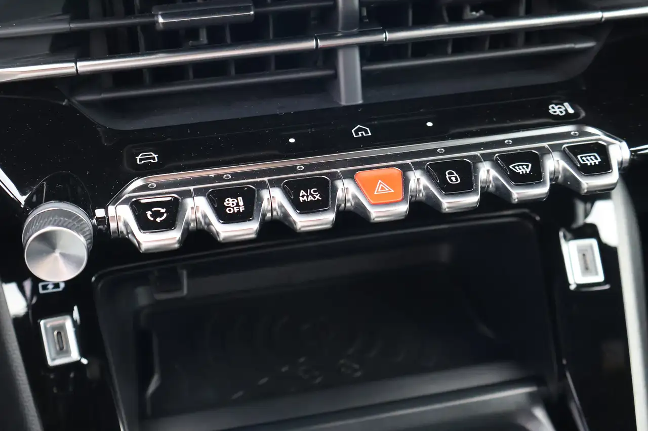 Peugeot 2008 GT EAT8 LED Android Apple PDC Spurhalte USB — Galerie du véhicule 27