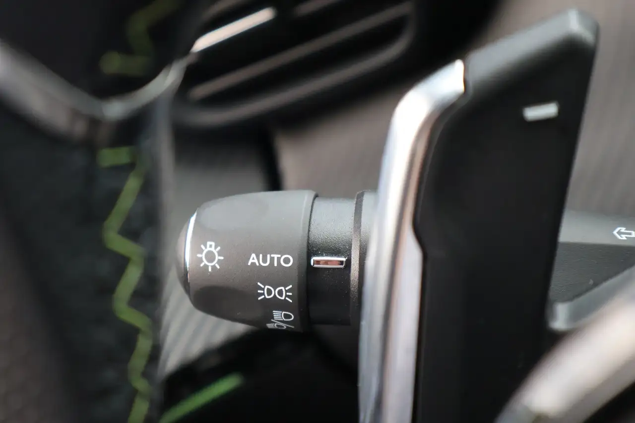 Peugeot 2008 GT EAT8 LED Android Apple PDC Spurhalte USB — Galerie du véhicule 19