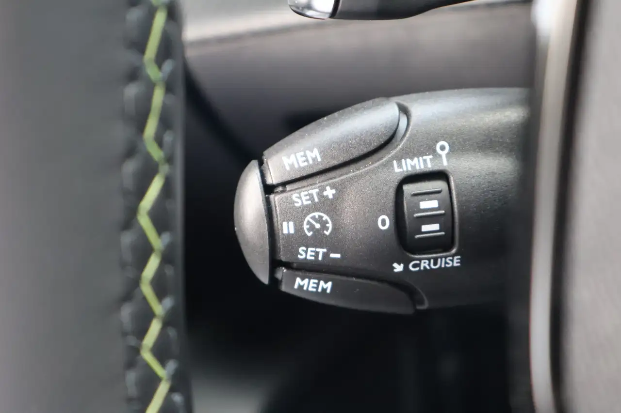 Peugeot 2008 GT EAT8 LED Android Apple PDC Spurhalte USB — Galerie du véhicule 20