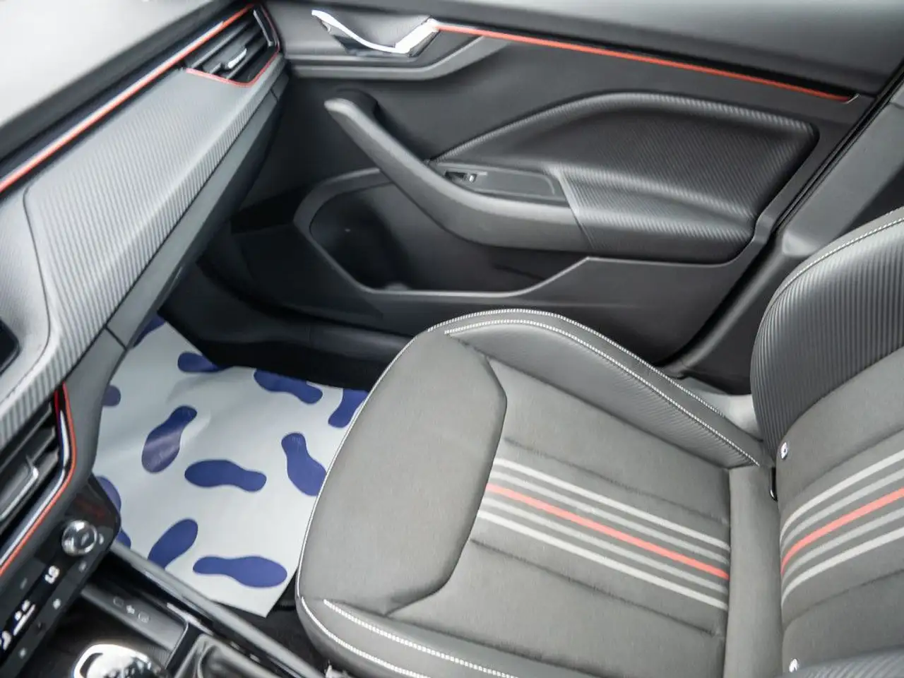 Skoda Kamiq 1.0 TSI Monte Carlo AHK NAVI KAM PANO ACC — Vehicle gallery 13