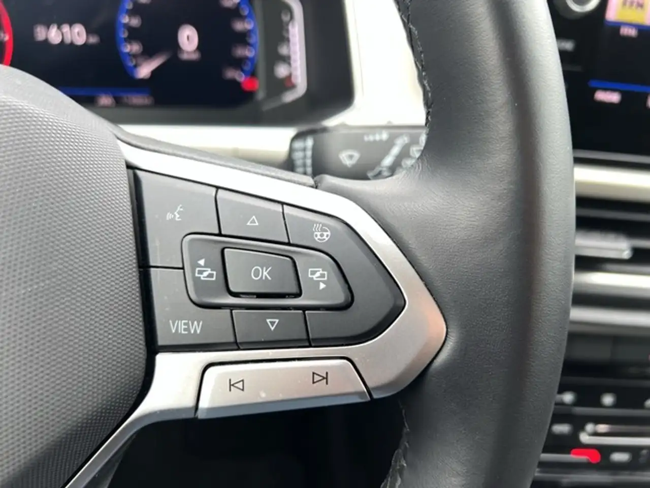 Volkswagen T-Roc 1.5 TSI Life DSG LED Navi Rückfahrkamera AHK — Vehicle gallery 14
