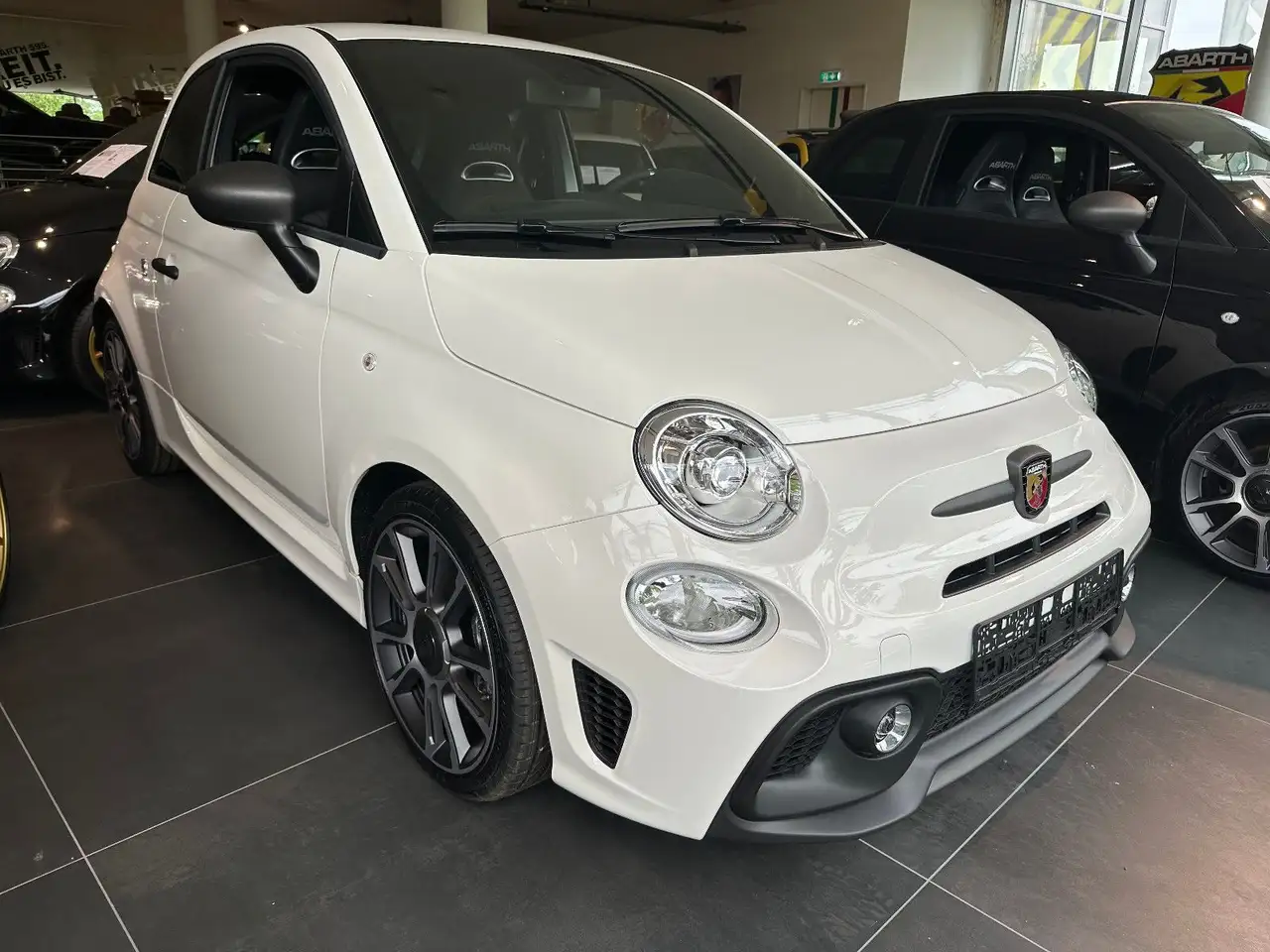 Abarth 695 1.4 T-Jet 132 kW *Beats*Xenon*Navi*Leder* — Vehicle gallery 2