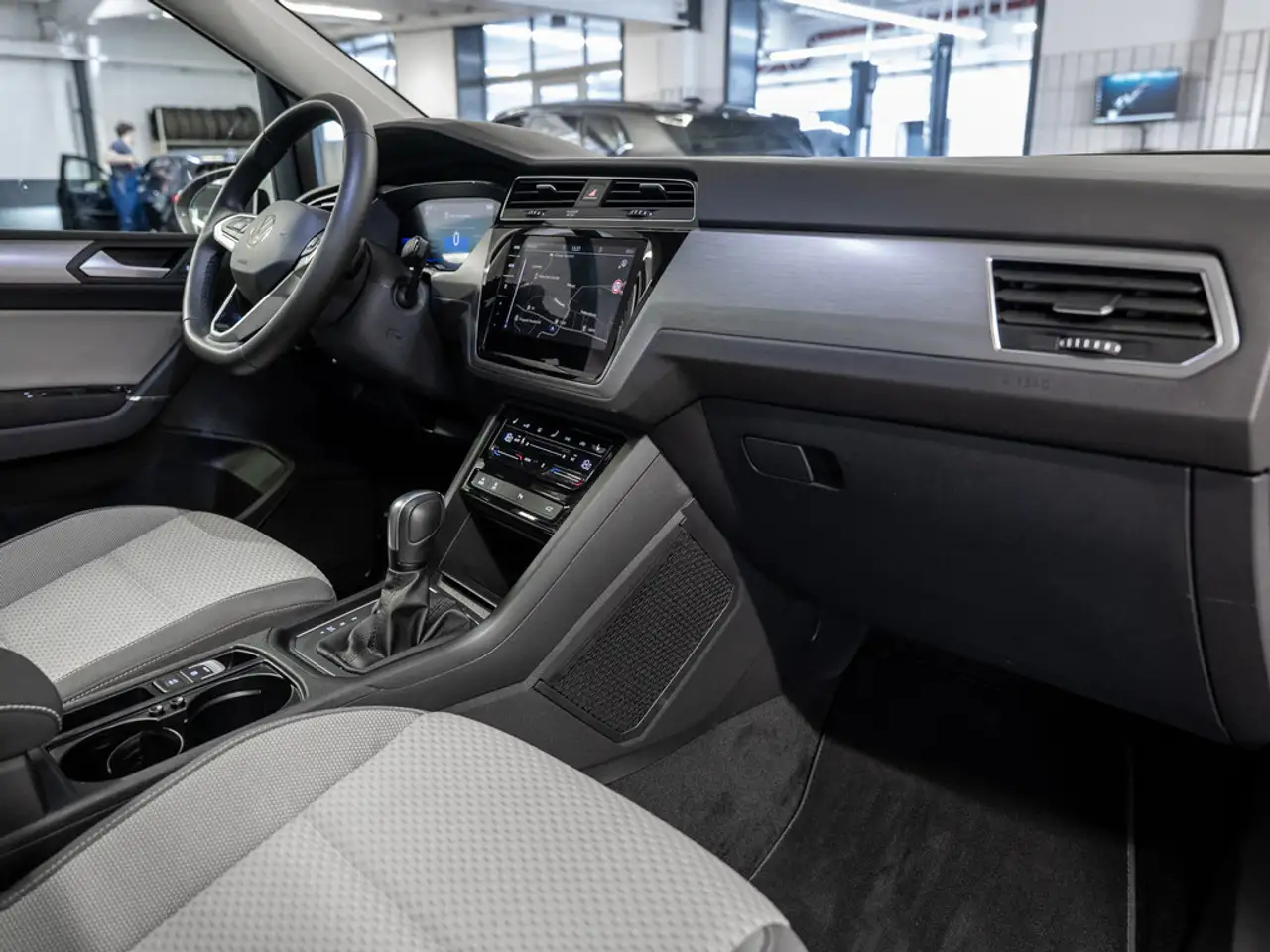 Volkswagen Touran 1.5 TSI Comfortline PANO STANDHZ AHK — Galería del vehículo 8