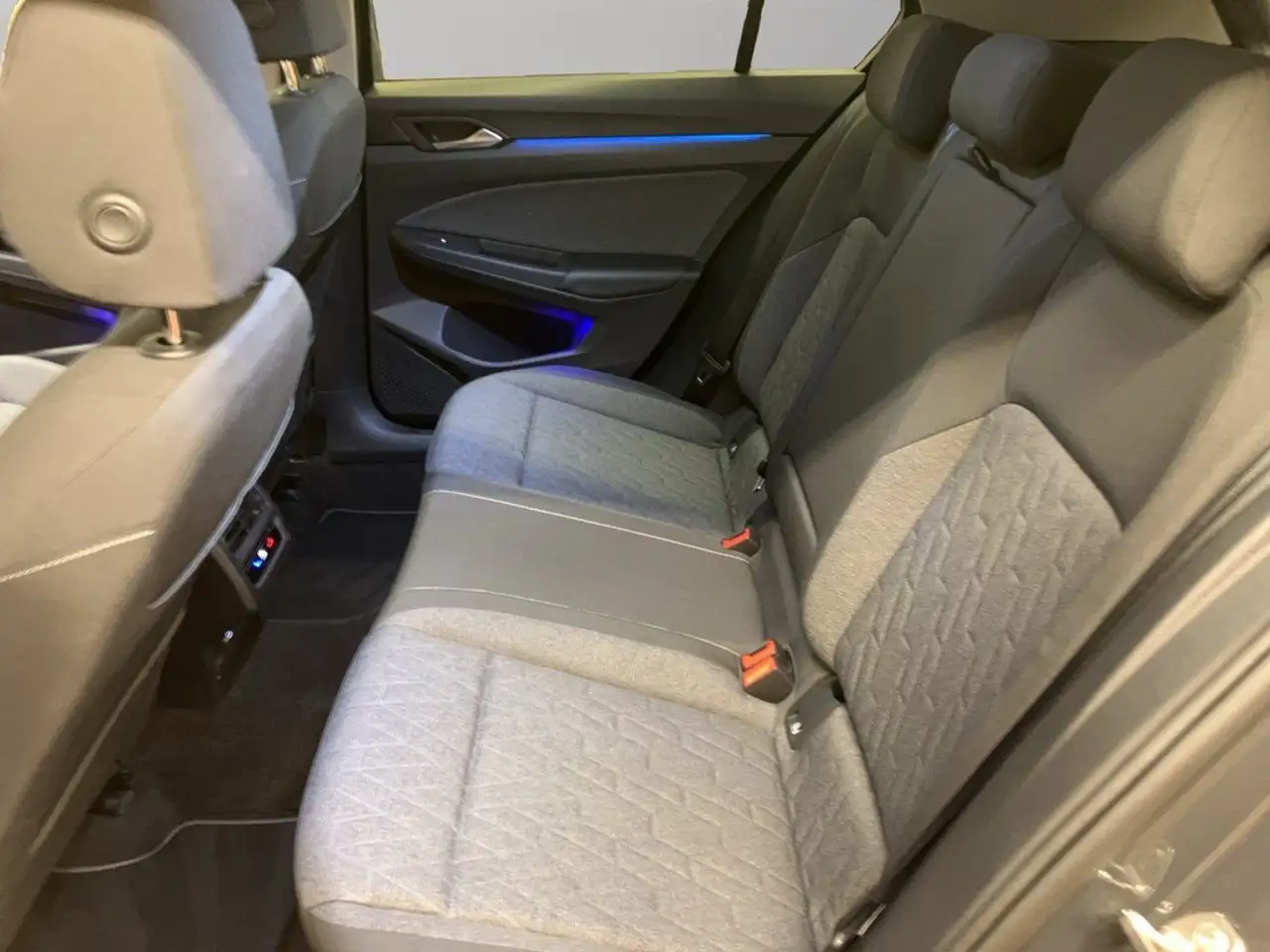 Volkswagen Golf VIII 1.0 eTSI DSG Move LED GRA App-Connect — معرض صور السيارة 14