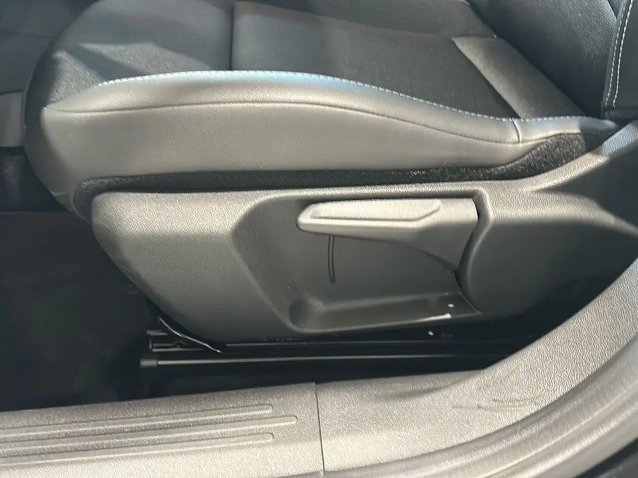 Jeep Avenger Altitude Bluetooth Navi LED Klima — Galerie du véhicule 18