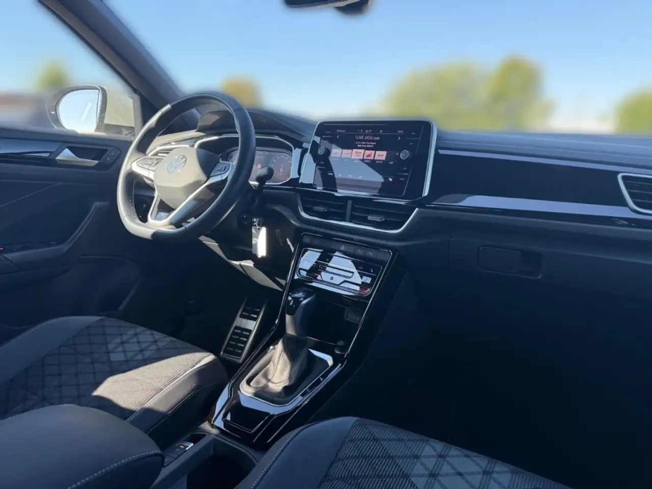 Volkswagen T-Roc R-Line 1.5 TSI DSG LED ACC Apple CarPlay — Galerie du véhicule 21