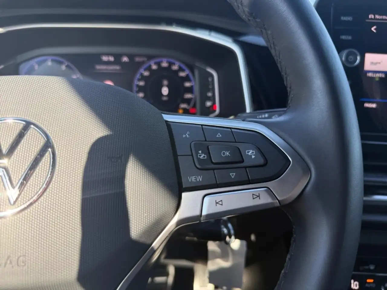 Volkswagen T-Roc R-Line 1.5 TSI DSG LED ACC Apple CarPlay — Galerie du véhicule 28