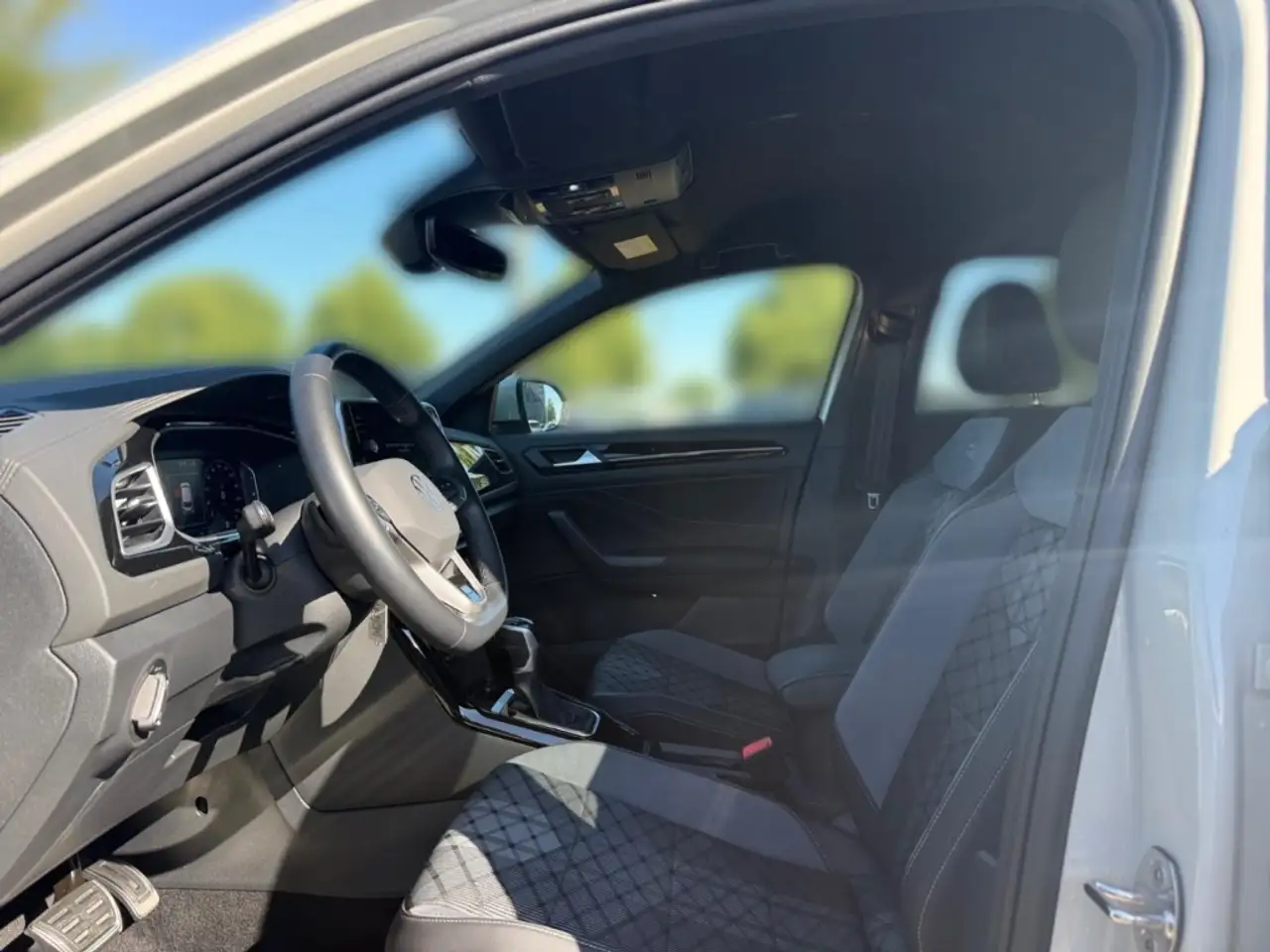 Volkswagen T-Roc R-Line 1.5 TSI DSG LED ACC Apple CarPlay — Galerie du véhicule 13