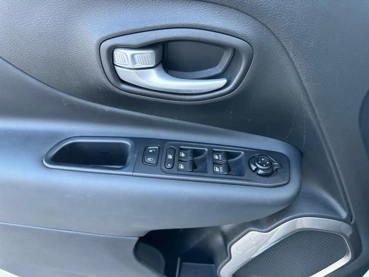 Jeep Renegade 1.5 MHEV 130 DDCT LIMITED FWD MIRROR LL17 RADA — Galerie du véhicule 25