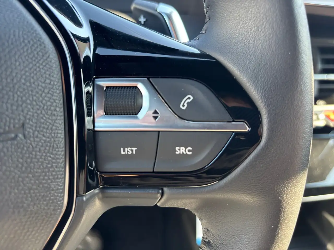 Peugeot 2008 1.2 PureTech 130 Allure LED PDC Navi Kamera — Vehicle gallery 18