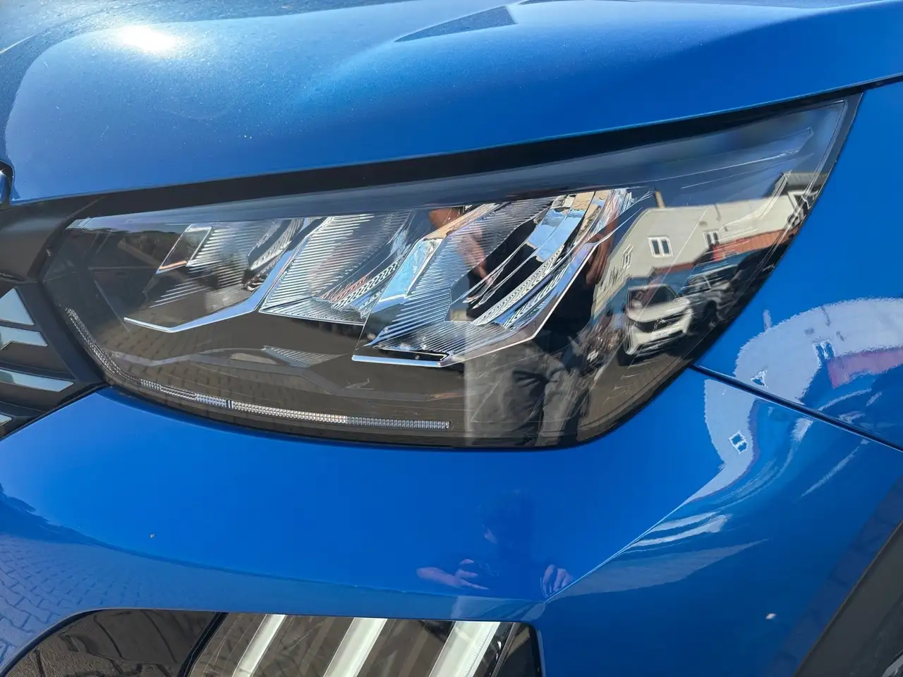Peugeot 2008 1.2 PureTech 130 Allure LED PDC Navi Kamera — Vehicle gallery 3