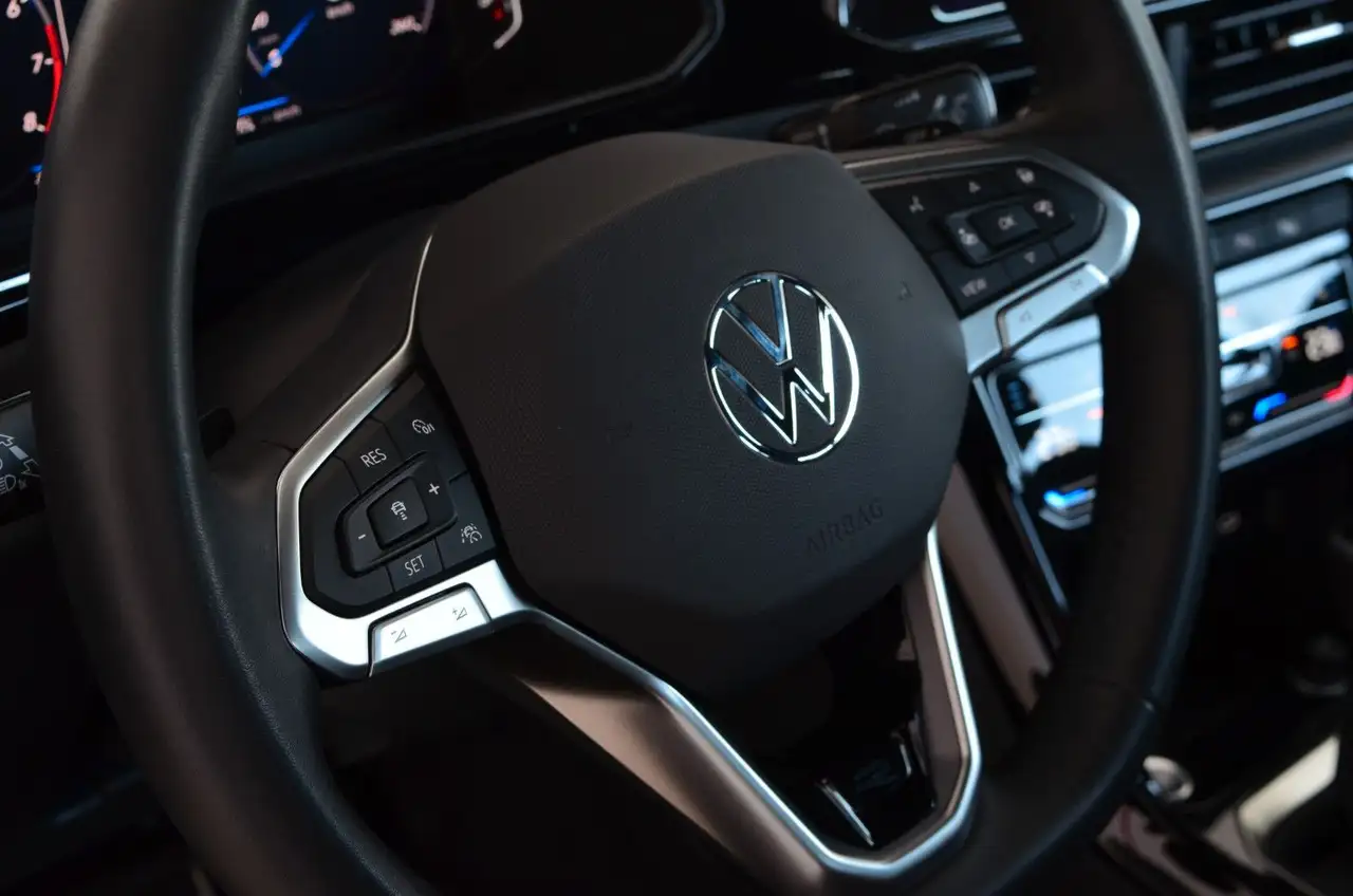 Volkswagen T-Roc Cabriolet R-Line Black & White| LED | Navi — Vehicle gallery 4