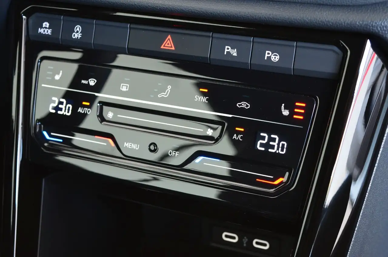 Volkswagen T-Roc Cabriolet R-Line Black & White| LED | Navi — Vehicle gallery 26