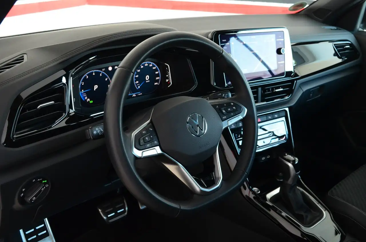 Volkswagen T-Roc Cabriolet R-Line Black & White| LED | Navi — Vehicle gallery 2