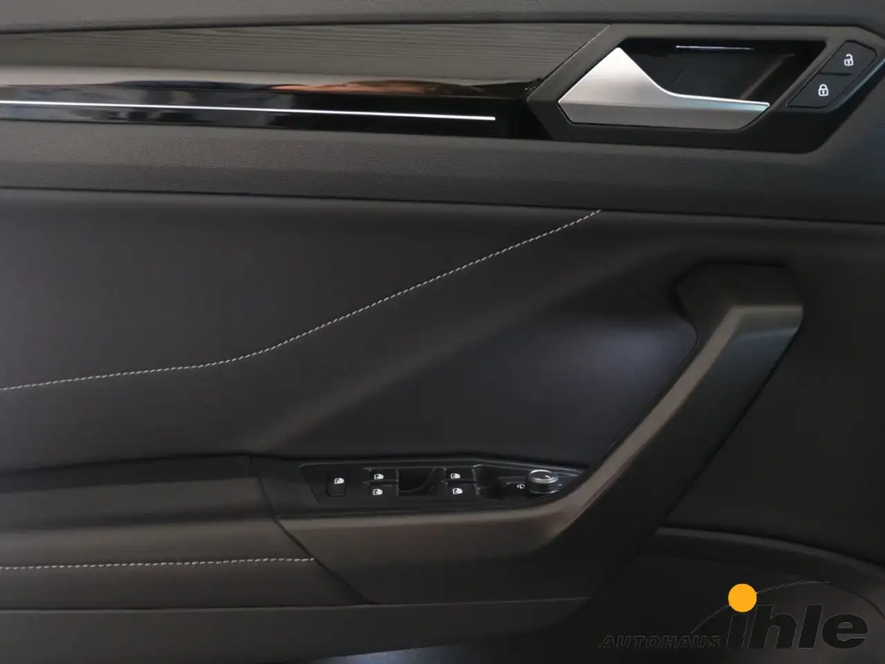 Volkswagen T-Roc Style 1,5 TSI DSG AHK+R-FAHRKAMERA+MASSAGESITZ — معرض صور السيارة 10