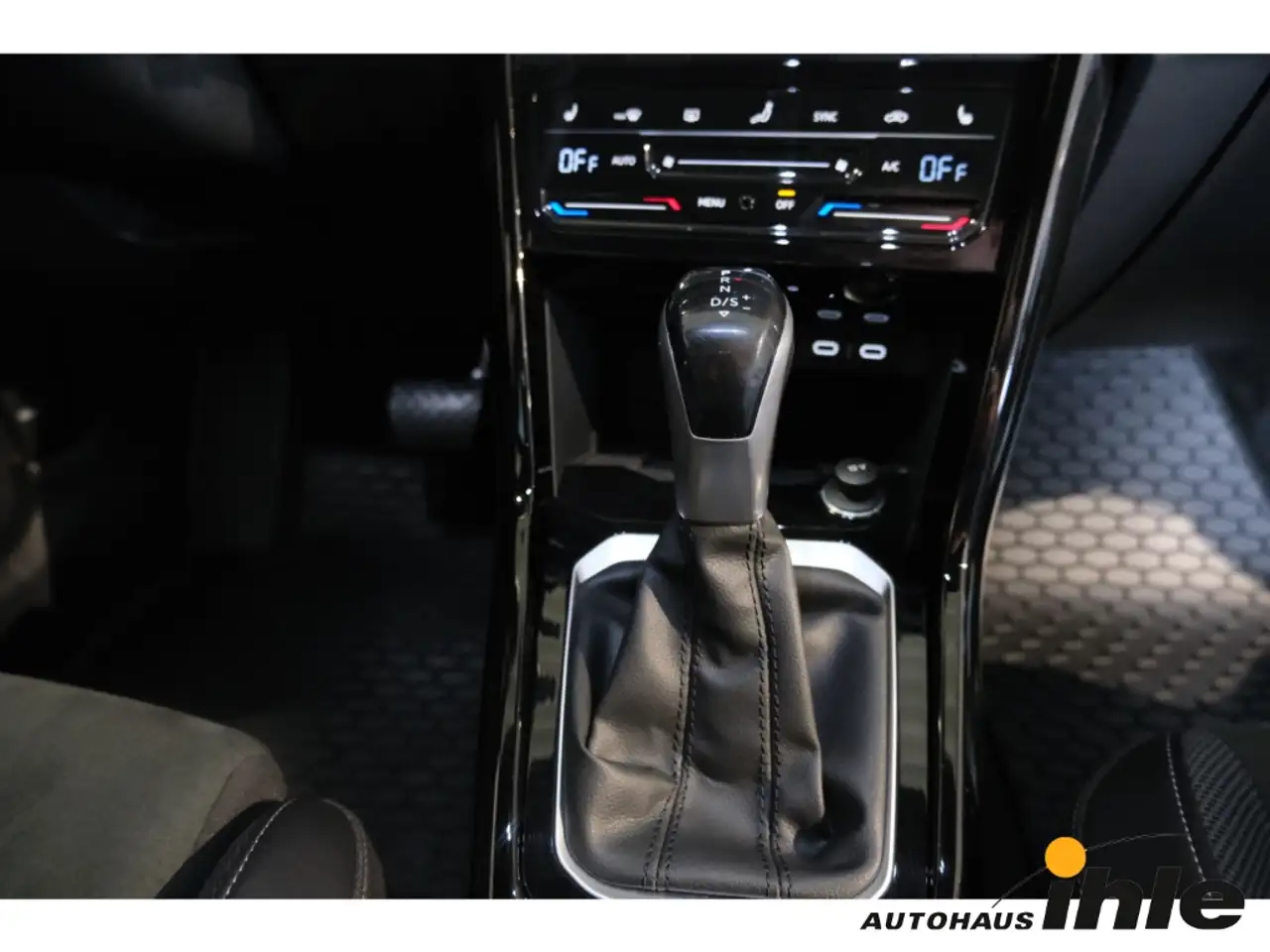 Volkswagen T-Roc Style 1,5 TSI DSG AHK+R-FAHRKAMERA+MASSAGESITZ — معرض صور السيارة 23