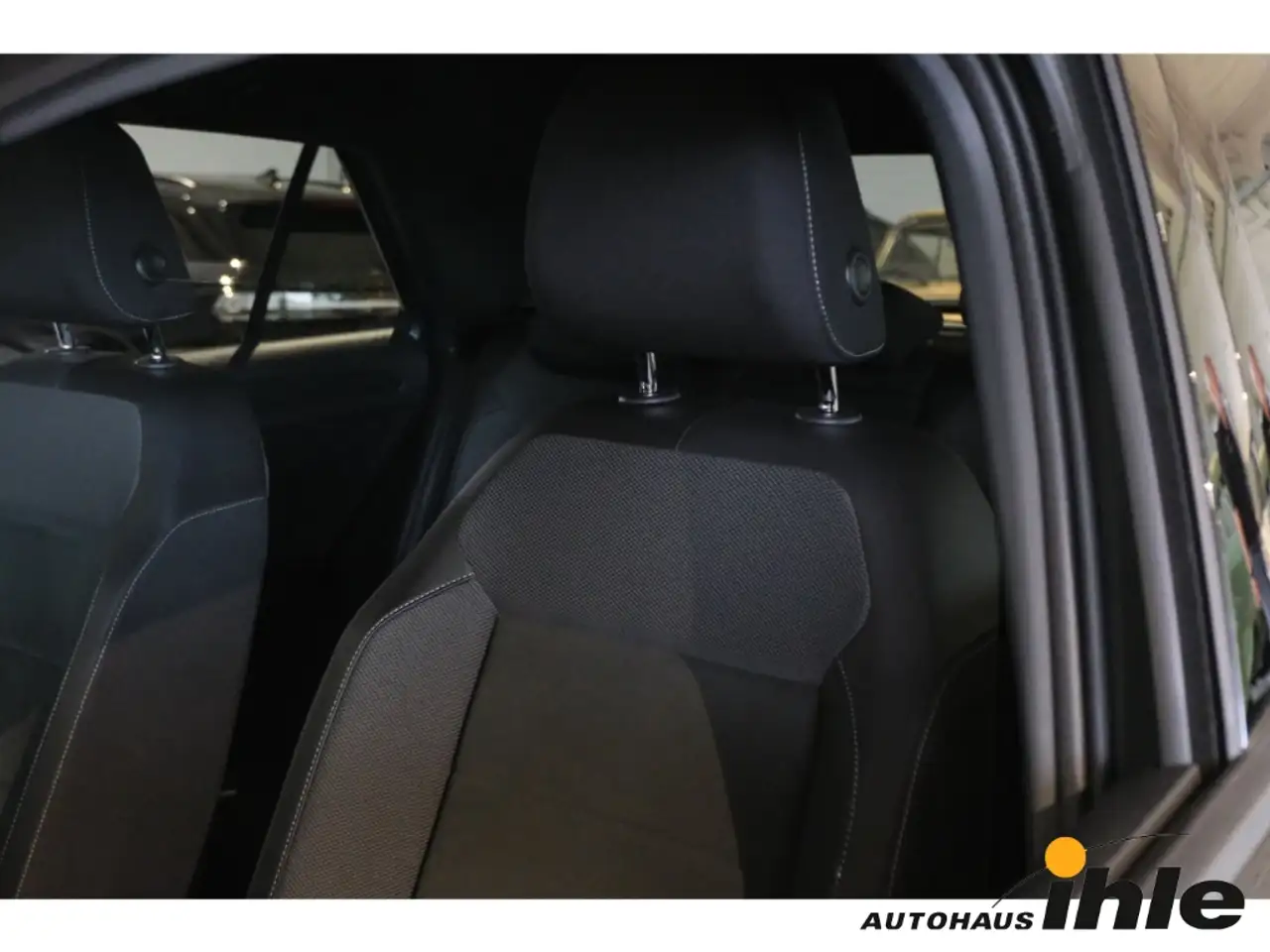 Volkswagen T-Roc Style 1,5 TSI DSG AHK+R-FAHRKAMERA+MASSAGESITZ — معرض صور السيارة 17