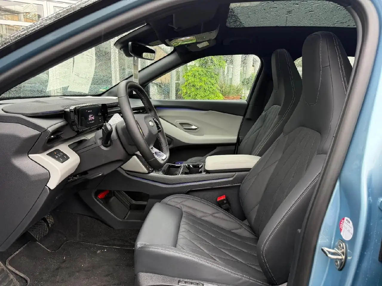 Ford Explorer Premium RWD — معرض صور السيارة 3