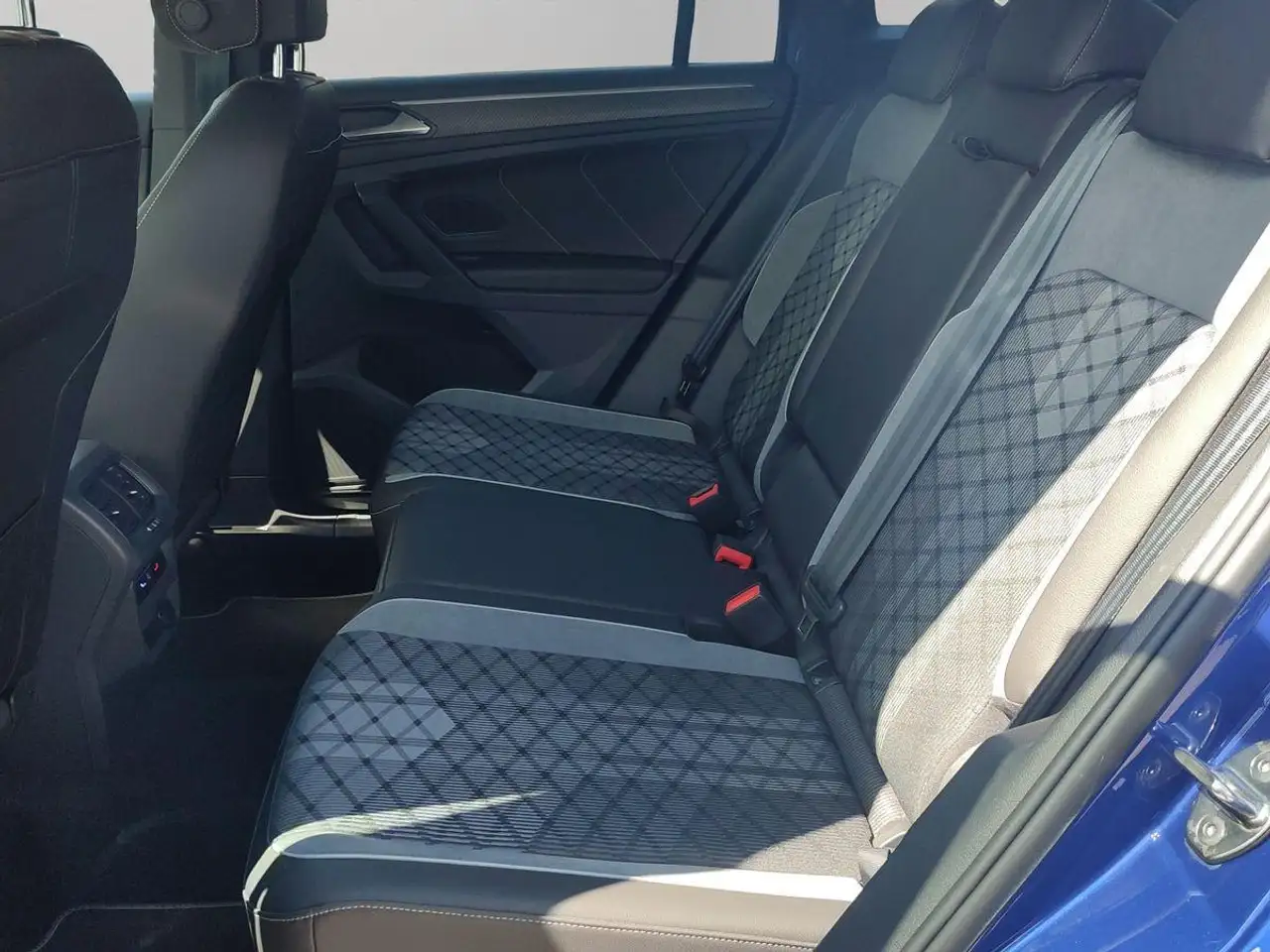 Volkswagen Tiguan R-Line 1,5 l TSI BLACK-STYLE +AHK+RFK+ — Galerie du véhicule 12
