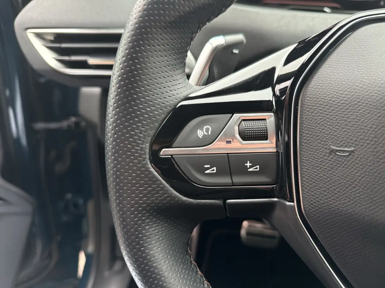 Peugeot 3008 Hybrid 136 GT Navi Digitales Cockpit LED ACC El. H — Vehicle gallery 15