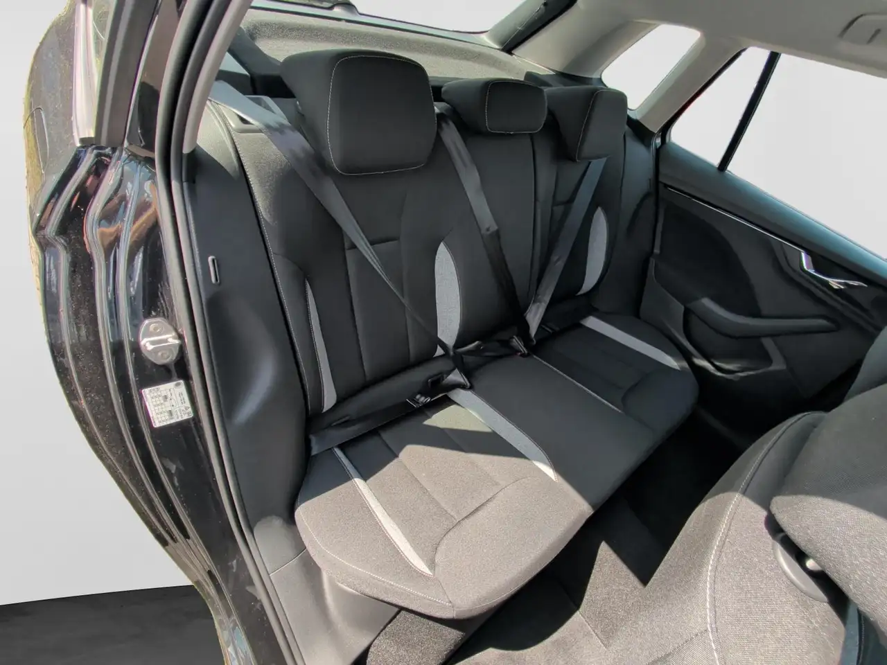 Skoda Kamiq 1,0 TSI DRIVE DSG+Kamera+SHZ+PDC — Galería del vehículo 15