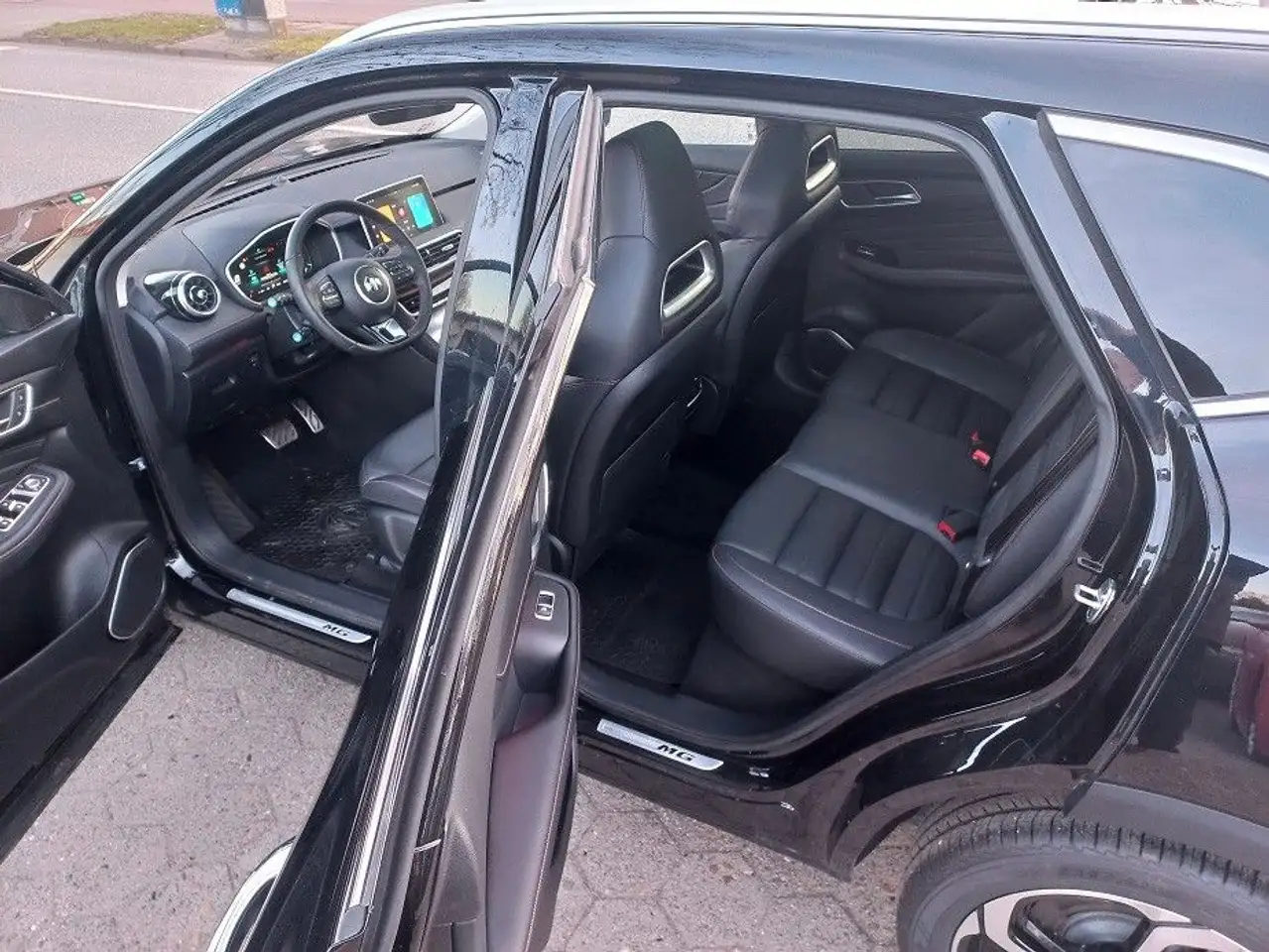 MG HS 1,5i Luxury Aut Klima Leder Navi PDC LMF18"BC — Galería del vehículo 14