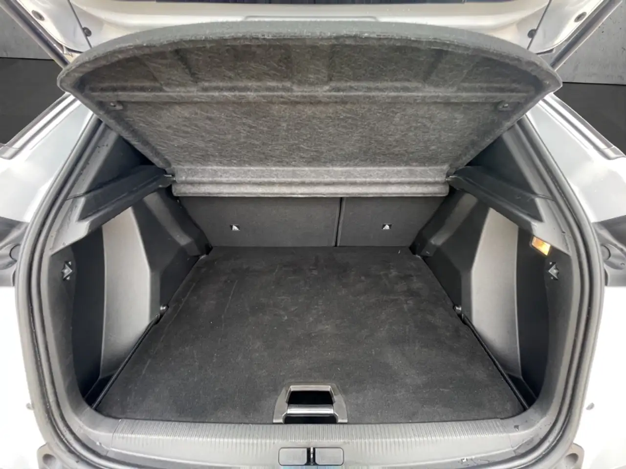 Peugeot 2008 Allure PT 130 EAT8 LED Apple CarPlay Android Auto — Galería del vehículo 7