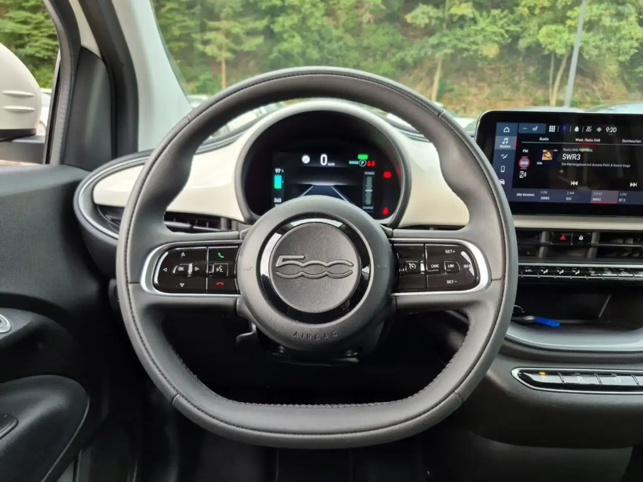 Fiat 500e Sitzheizung Rückfahrkam LM Klima PDC Bluetooth — Galería del vehículo 10