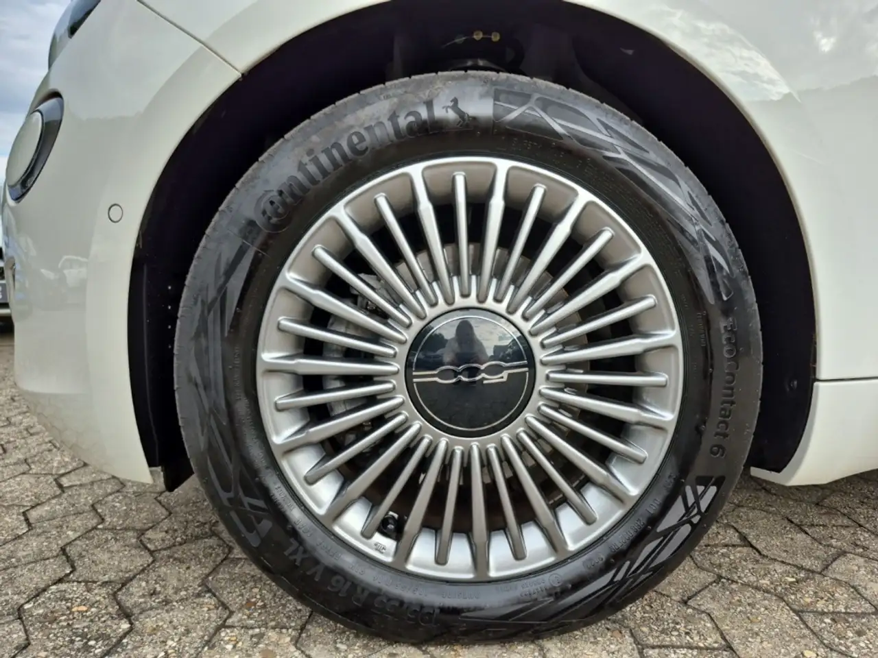 Fiat 500e Sitzheizung Rückfahrkam LM Klima PDC Bluetooth — Galería del vehículo 13