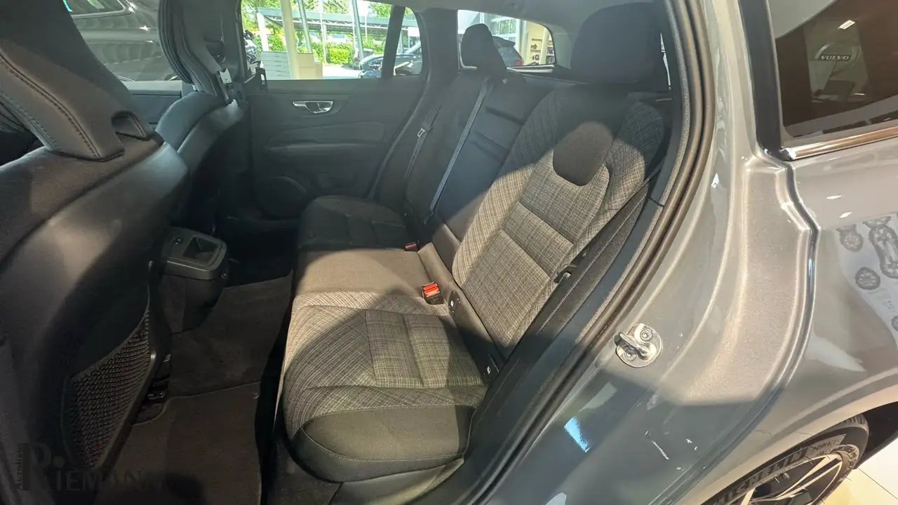 Volvo V60 B3 Benzin Core + Driver Awareness-Paket — Galería del vehículo 23
