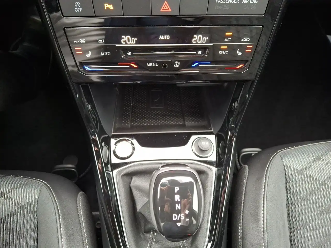 Volkswagen T-Cross R-Line 1.0l DSG Beats Kamera Matrix — Vehicle gallery 20