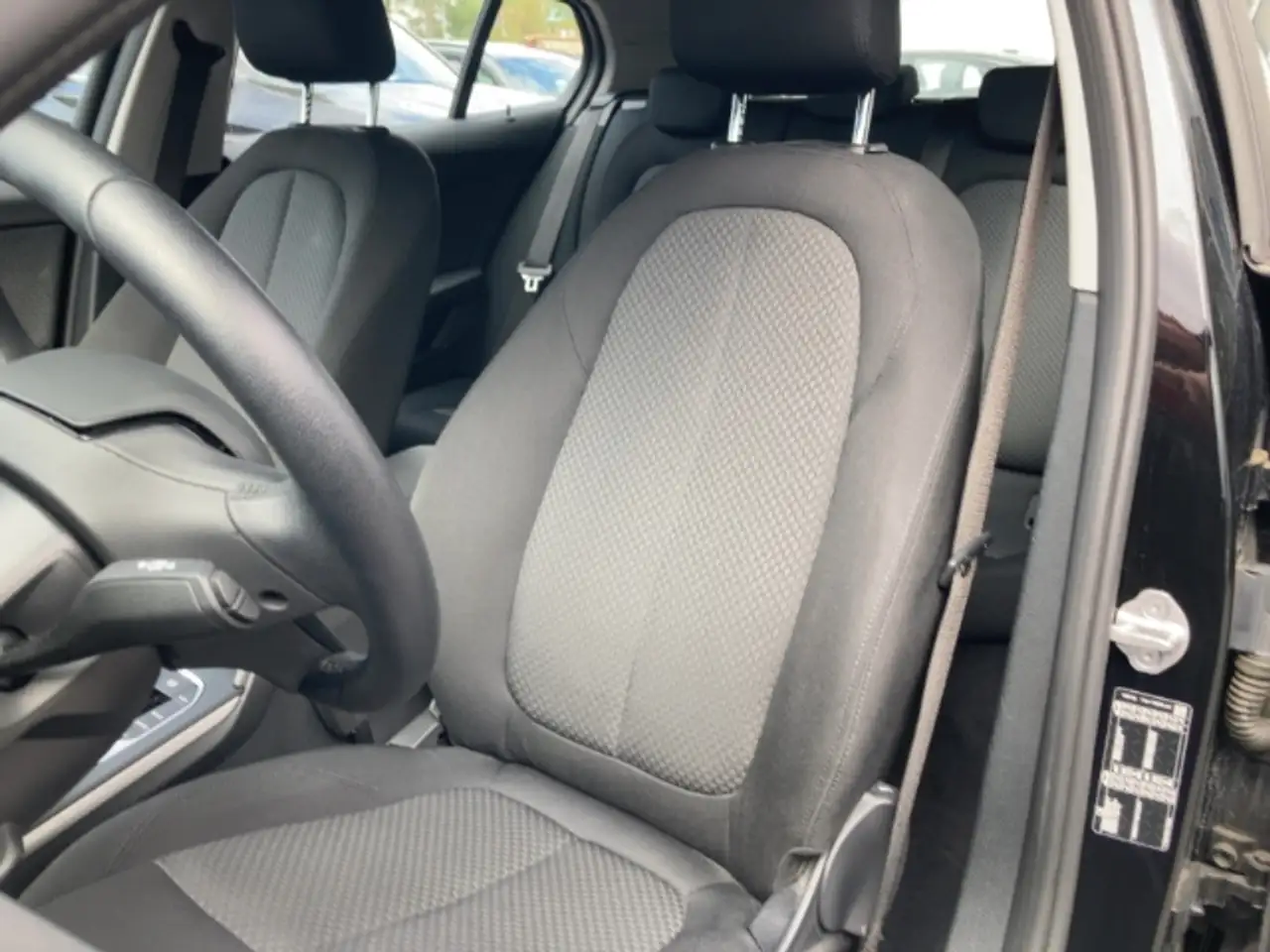 BMW 116 i 5-Türer Navi SHZ ParkAssist DigitalCockpit LED 2 — Galería del vehículo 6
