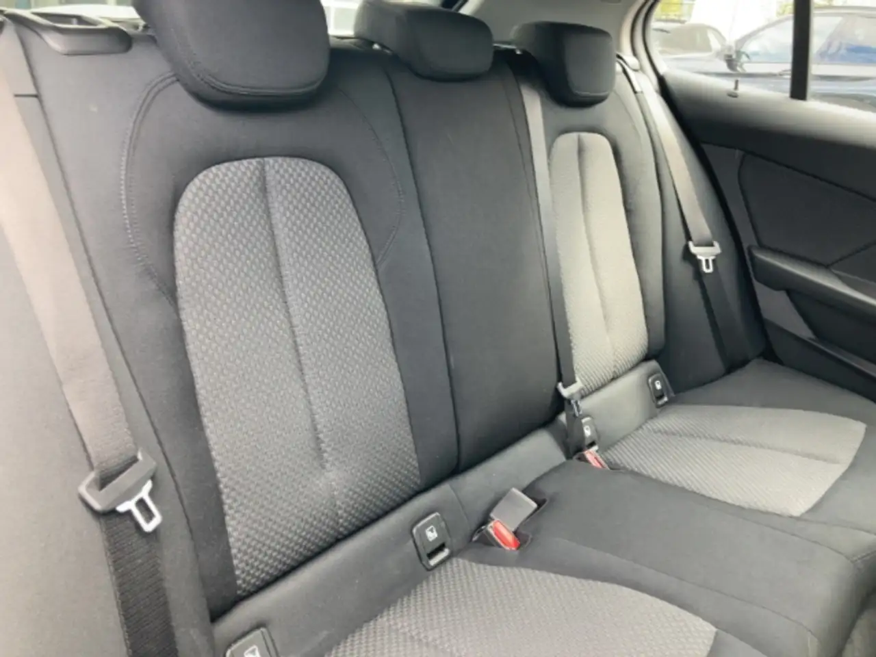 BMW 116 i 5-Türer Navi SHZ ParkAssist DigitalCockpit LED 2 — Galería del vehículo 7