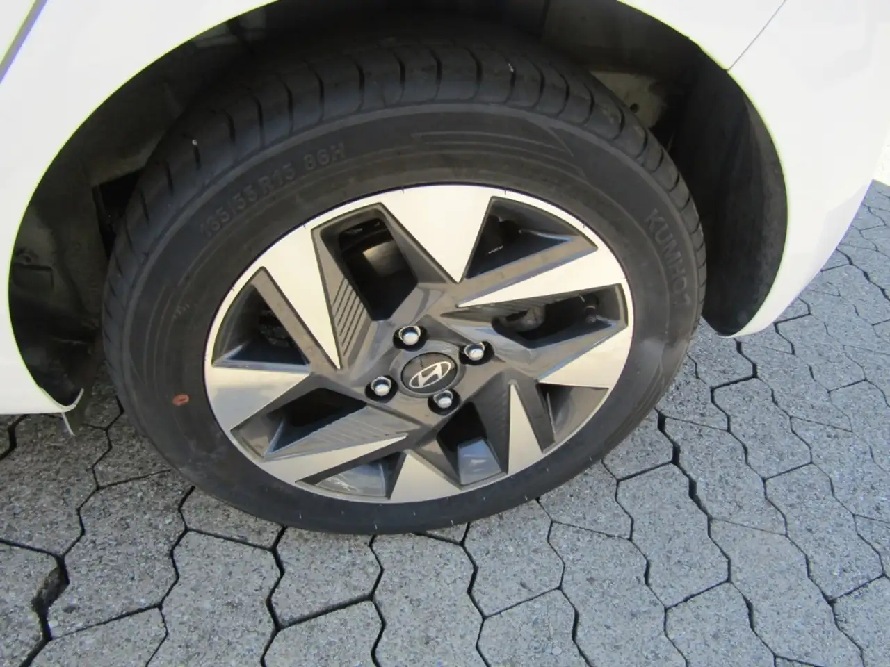 Hyundai i10 1.0 Trend NAVI RFK SHZ GRA ALU KLIMA — معرض صور السيارة 15