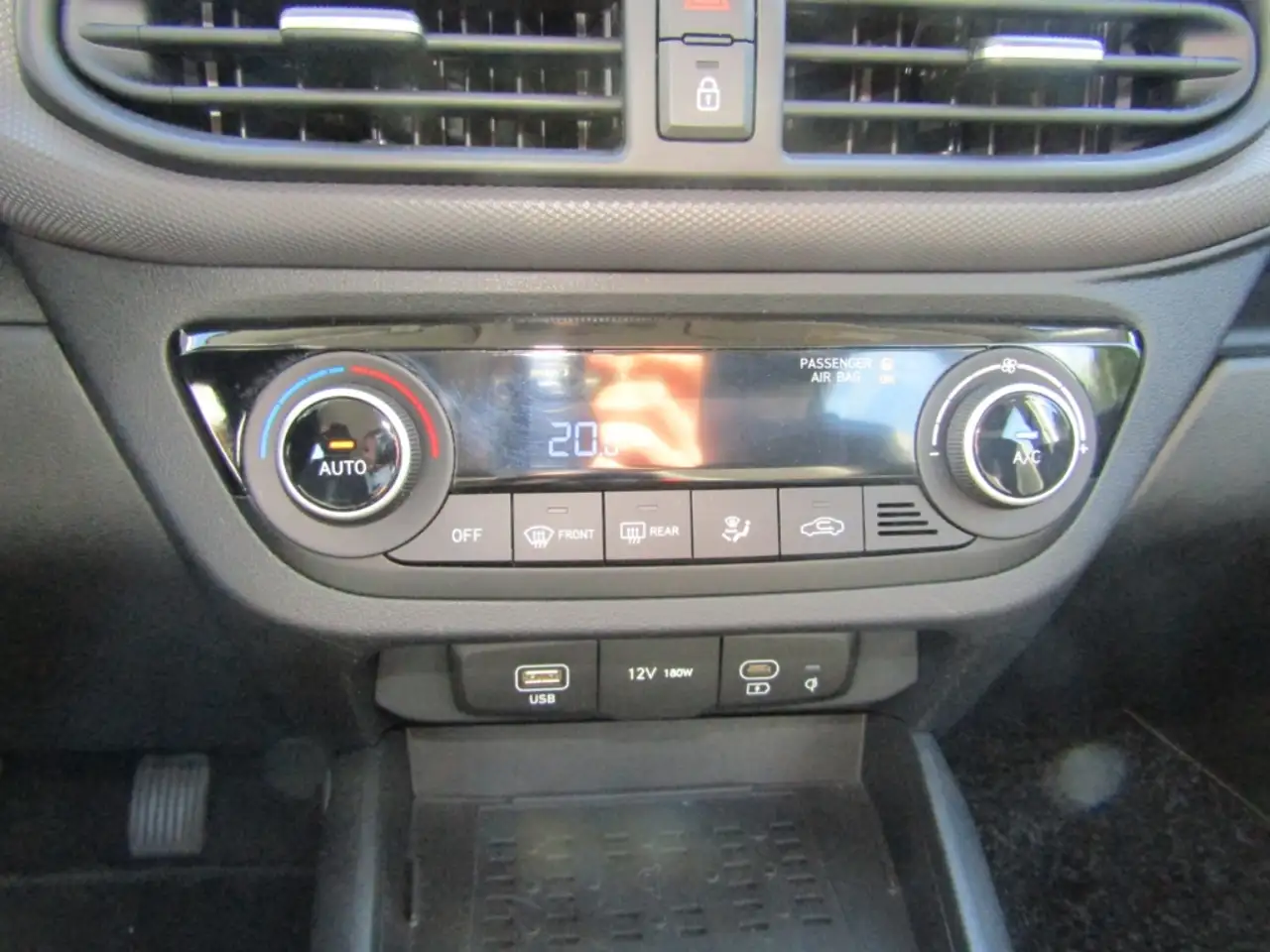 Hyundai i10 1.0 Trend NAVI RFK SHZ GRA ALU KLIMA — معرض صور السيارة 10