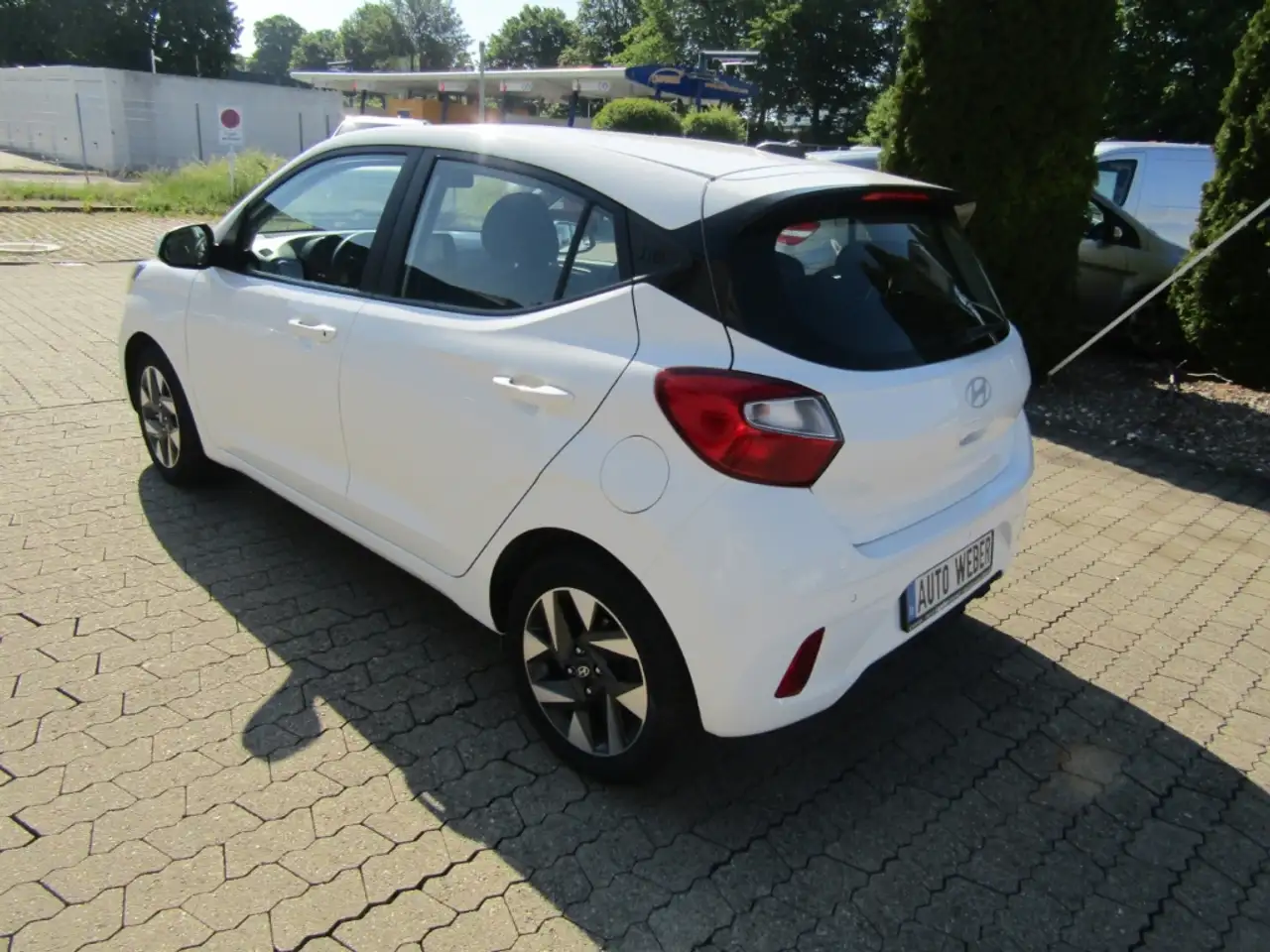 Hyundai i10 1.0 Trend NAVI RFK SHZ GRA ALU KLIMA — معرض صور السيارة 3