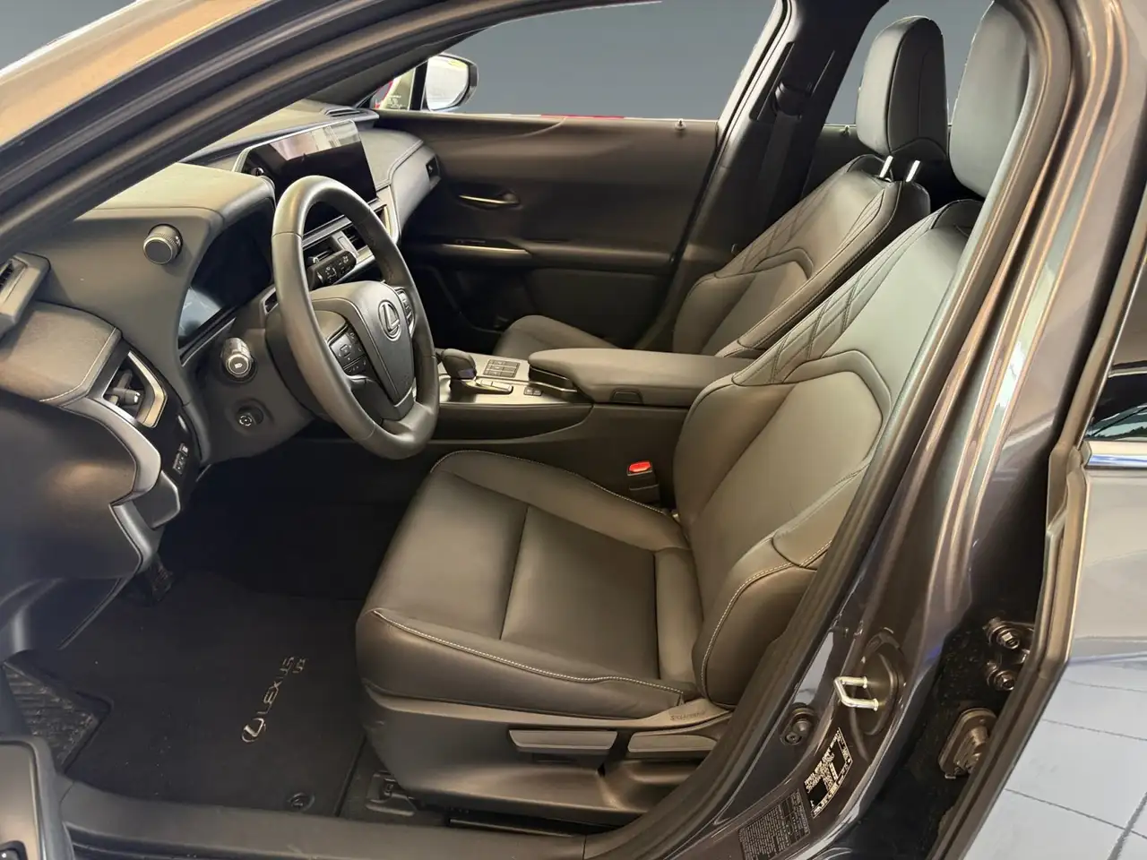 Lexus UX 300h UX 300 h 300h F Sport Design AUT+ACC+Navi+SHZ+LM — Vehicle gallery 10