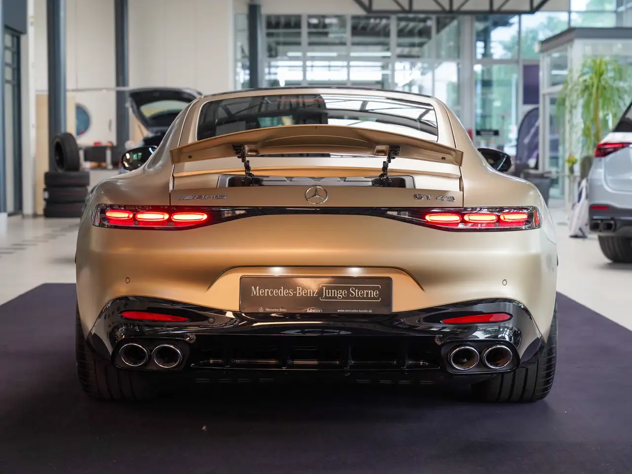 Mercedes-Benz AMG GT AMG GT 43 kalaharigold MATTLACK Performance Sitz — Galería del vehículo 5
