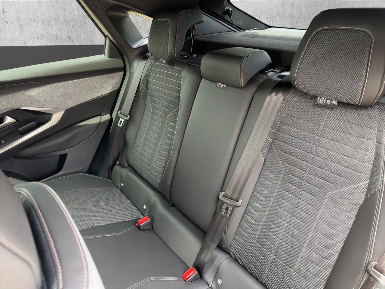 Peugeot 3008 1.2 136 Allure Kam.+KeyLess+LED+Navi+SHZ — Vehicle gallery 14