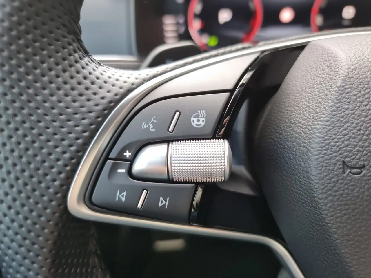 Skoda Karoq 1,5 TSI DSG Sportline AHK+RFK+LED — Galería del vehículo 17
