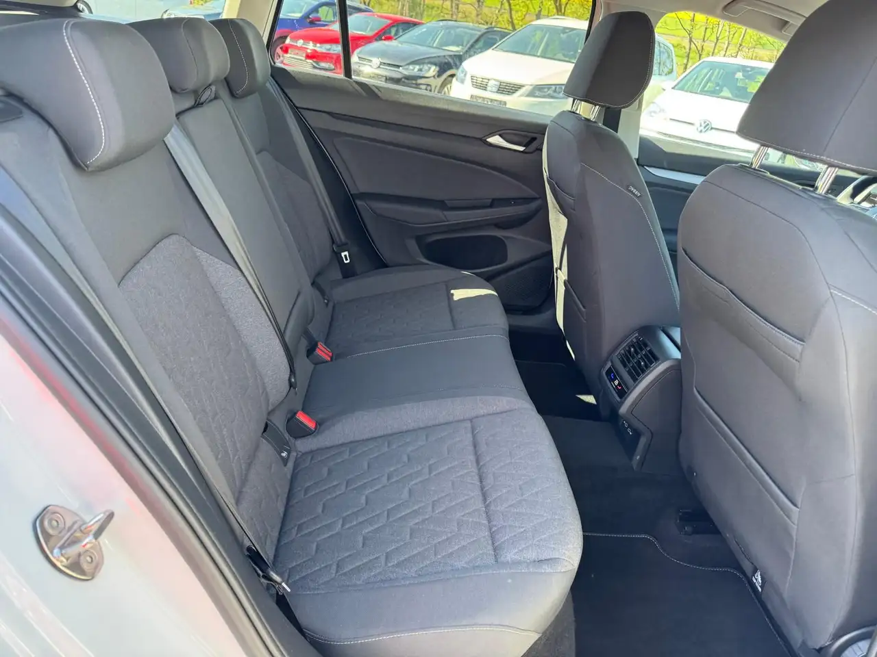 Volkswagen Golf VIII Variant 1.5 TSI *Life*AHK-SCHWENKBAR*P — Vehicle gallery 9