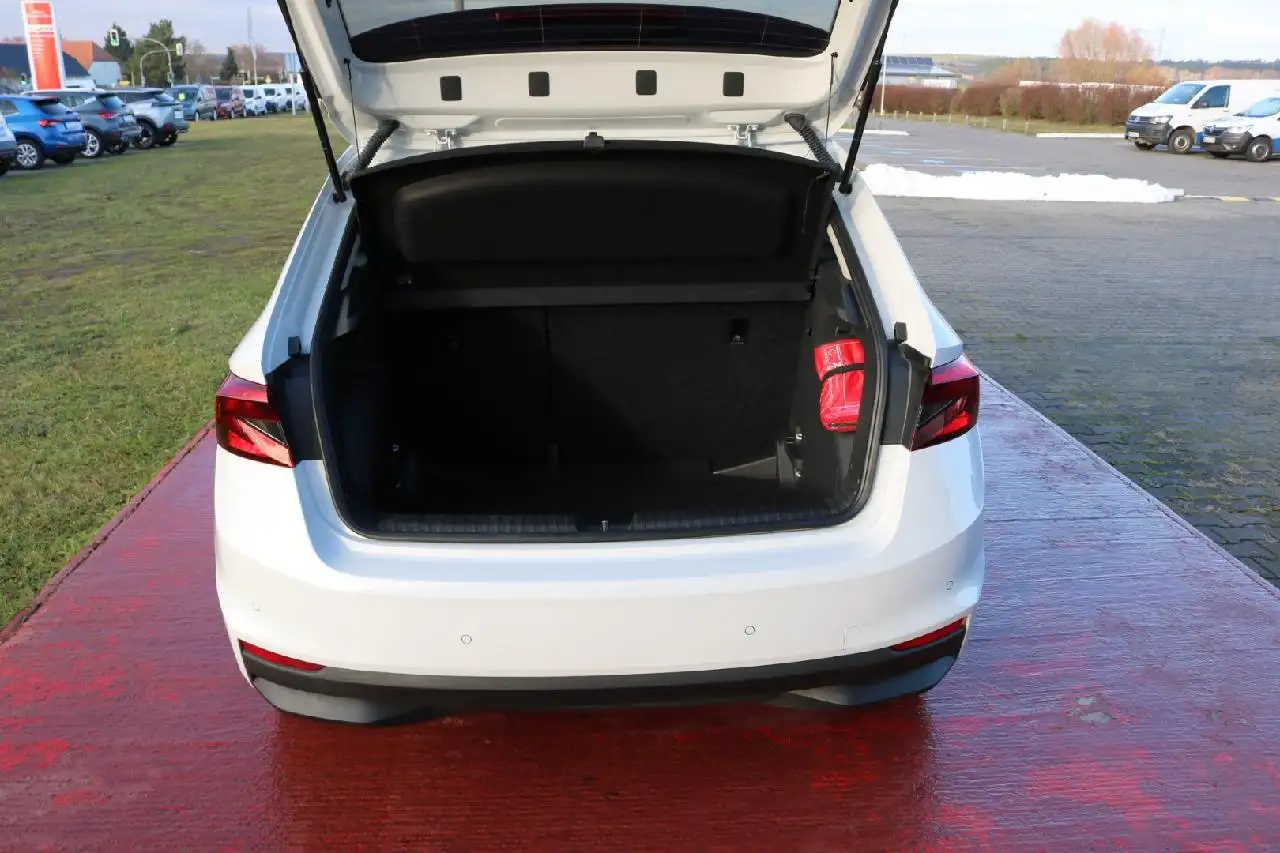 Skoda Fabia KLIMAAUTOMATIK+LED+PDC+ESP+SHZ — Vehicle gallery 12