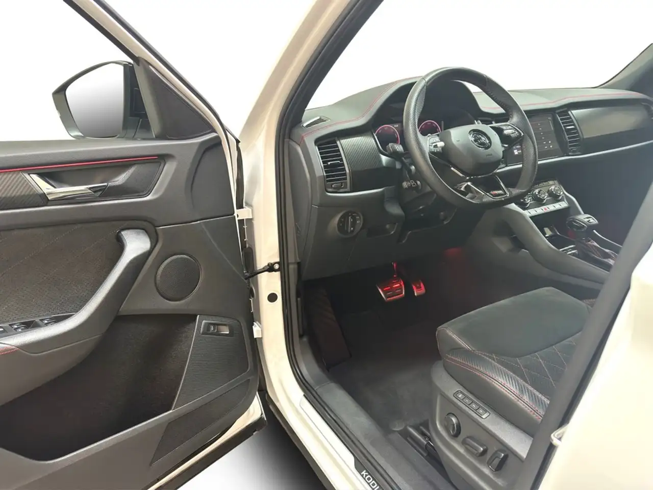 Skoda Kodiaq 2.0 TSI DSG 4x4 RS DCC MATRIX*NAV*SHZ*ACC*PARKL... — Vehicle gallery 13