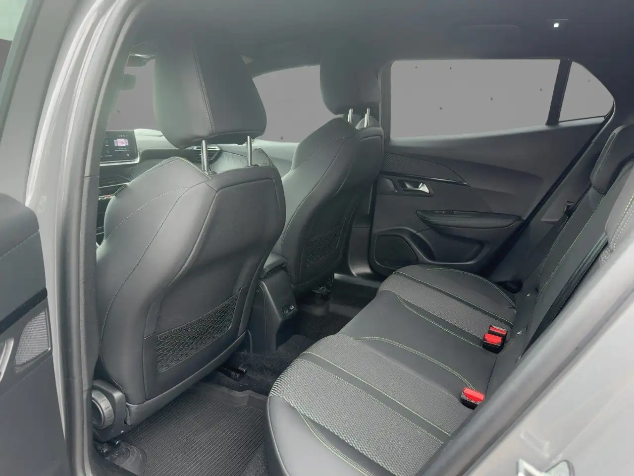 Peugeot 2008 1.2 PureTech 130 GT LED Navi 360 Kamera — Vehicle gallery 8