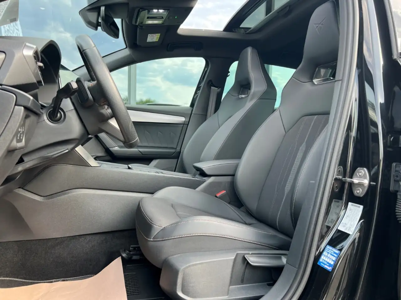 CUPRA Leon VZ 2.0 TSI DSG AHK, Pano, Carbon, Matrix — Vehicle gallery 7