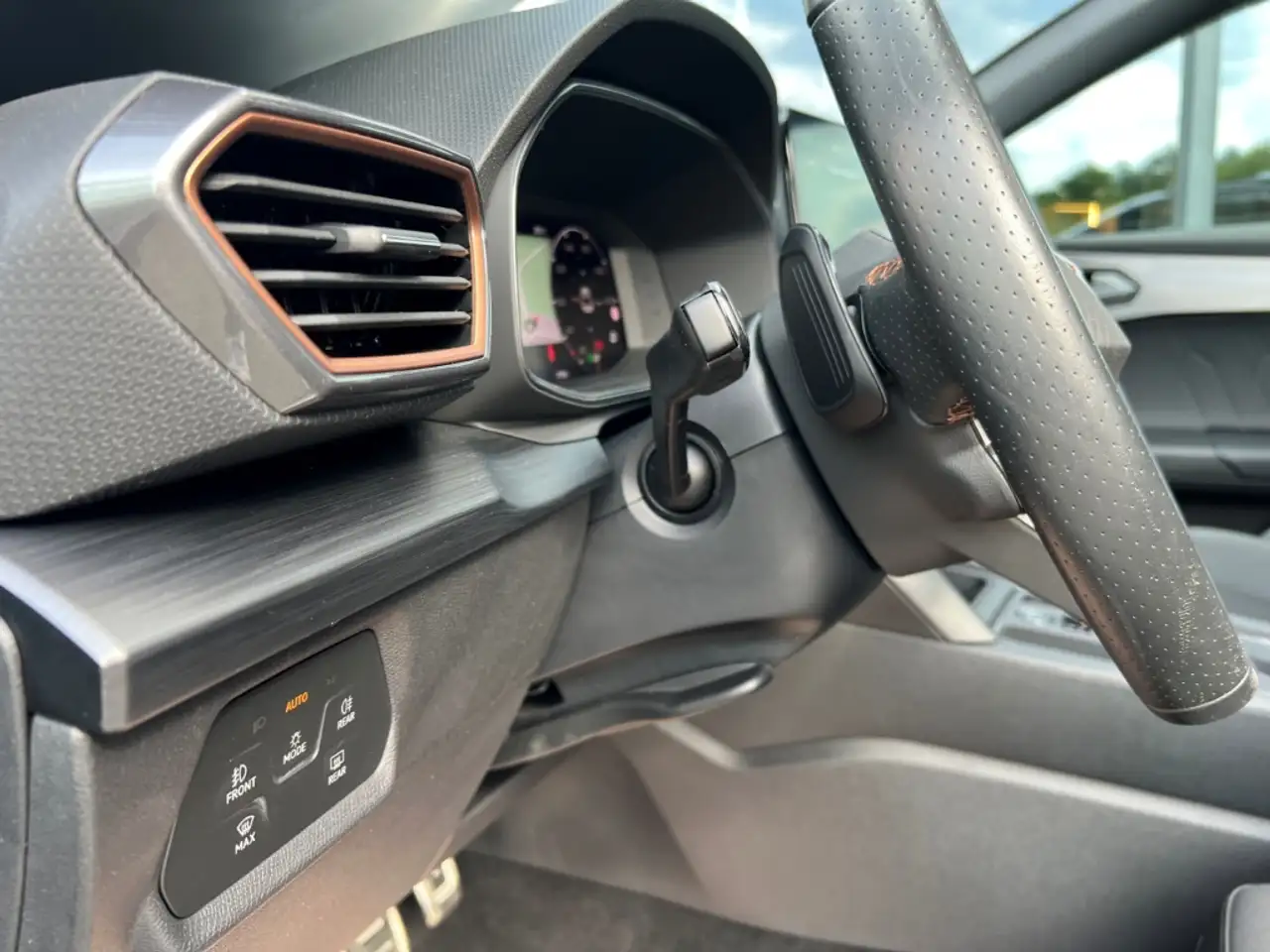 CUPRA Leon VZ 2.0 TSI DSG AHK, Pano, Carbon, Matrix — Vehicle gallery 9
