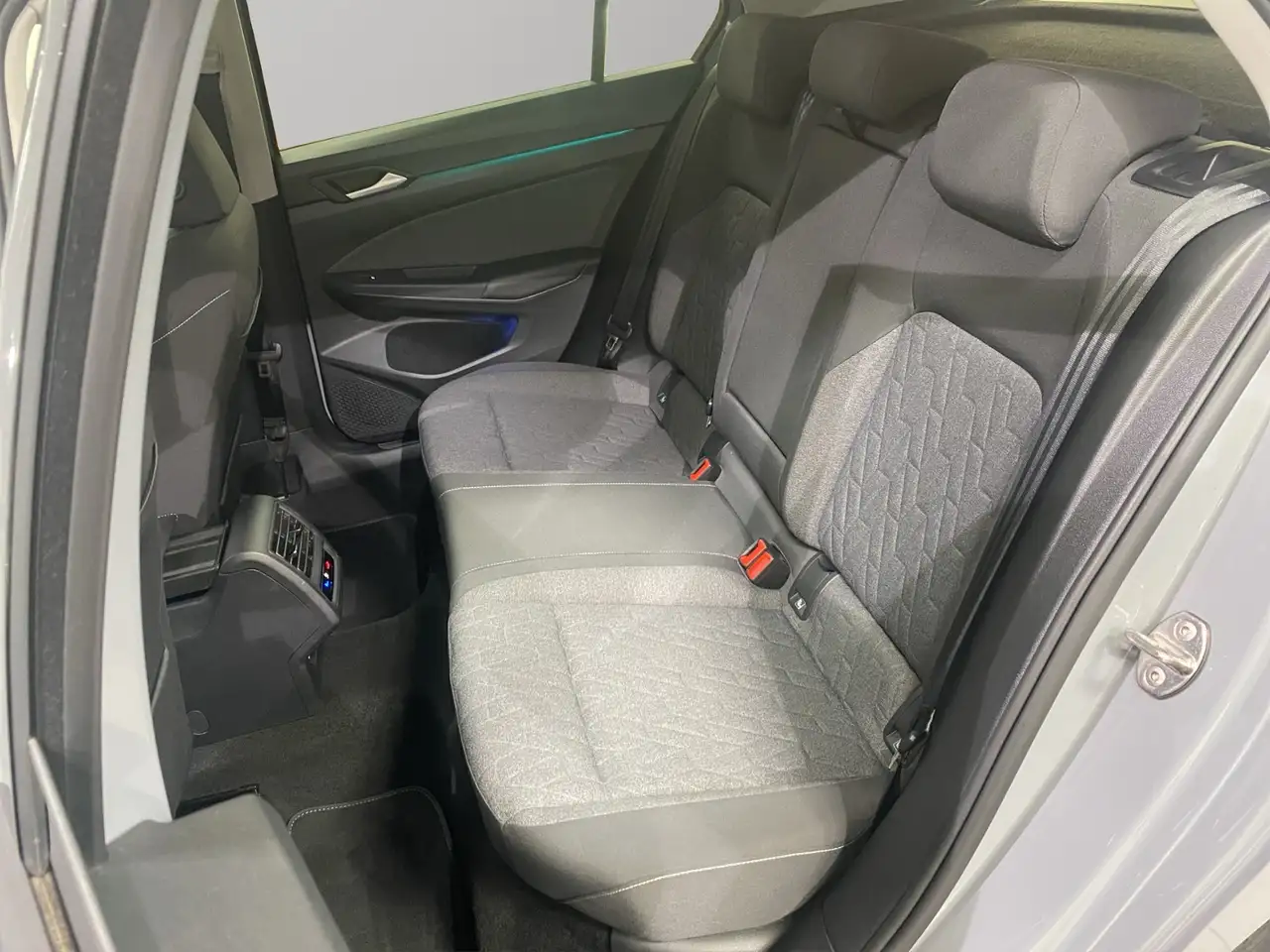 Volkswagen Golf VIII 1.5 TSI Move / Navi LED RFK — Vehicle gallery 9